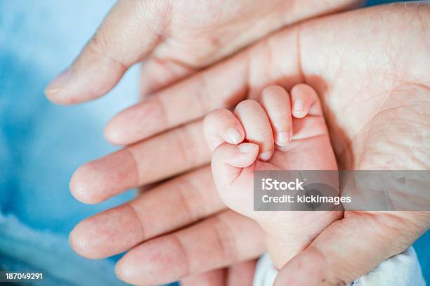 Foto de Pai Segurando A Mão Do Bebê e mais fotos de stock de 0-11 meses - 0-11 meses, Adulto, Amor