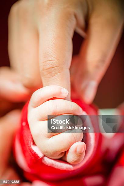 Baby Festhalten Eltern Finger Stockfoto und mehr Bilder von 0-11 Monate - 0-11 Monate, Baby, Bildschärfe