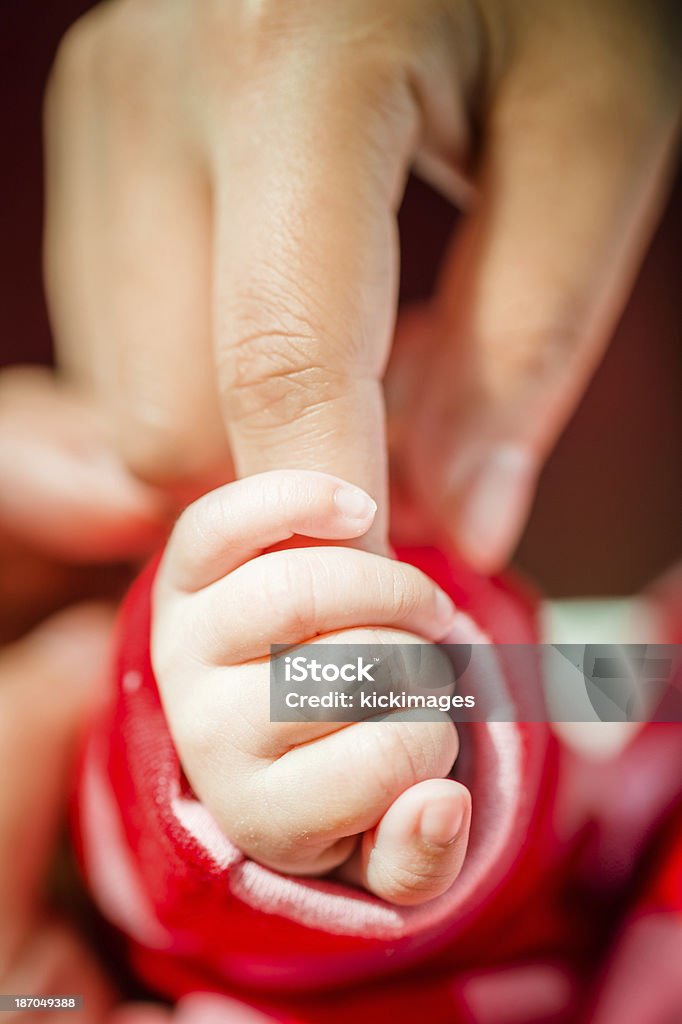 Bébé agripper aux Parents doigt - Photo de 0-11 mois libre de droits