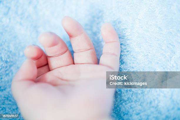 Baby Hand Stockfoto und mehr Bilder von 0-11 Monate - 0-11 Monate, Baby, Blau