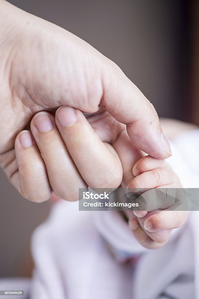 Bébé tenant doigt de leurs parents - Photo de Bébé libre de droits