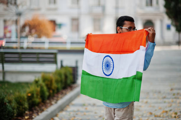 studente maschio indiano dell'asia meridionale con la bandiera dell'india in posa all'aperto. - plaudit foto e immagini stock