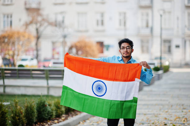 student z indii z azji południowej z flagą indii pozował na zewnątrz. - plaudit zdjęcia i obrazy z banku zdjęć