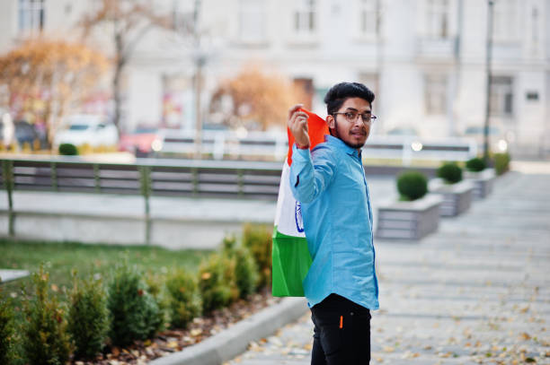 studente maschio indiano dell'asia meridionale con la bandiera dell'india in posa all'aperto. - plaudit foto e immagini stock