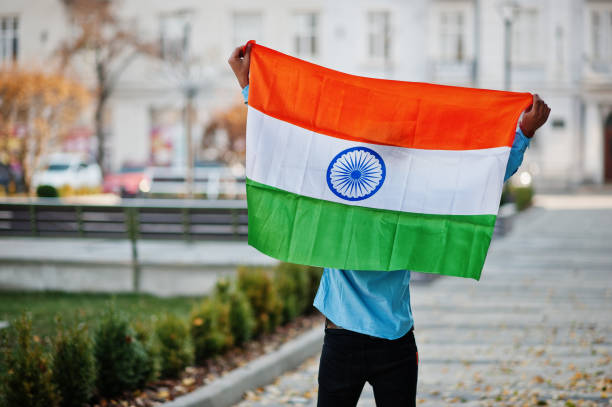 studente maschio indiano dell'asia meridionale con la bandiera dell'india in posa all'aperto. - plaudit foto e immagini stock