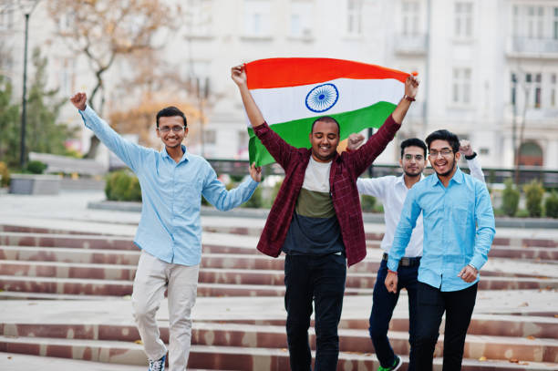 gruppo di quattro maschi indiani asiatici meridionali con bandiera dell'india. - plaudit foto e immagini stock