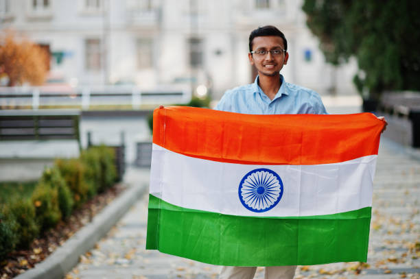 studente maschio indiano dell'asia meridionale con la bandiera dell'india in posa all'aperto. - plaudit foto e immagini stock