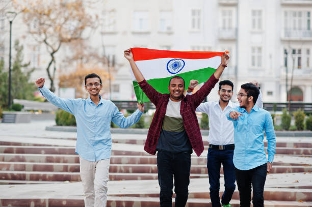 gruppo di quattro maschi indiani asiatici meridionali con bandiera dell'india. - plaudit foto e immagini stock