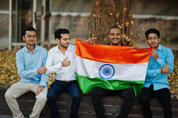 grupa czterech południowoazjatyckich mężczyzn z flagą indii. - plaudit zdjęcia i obrazy z banku zdjęć