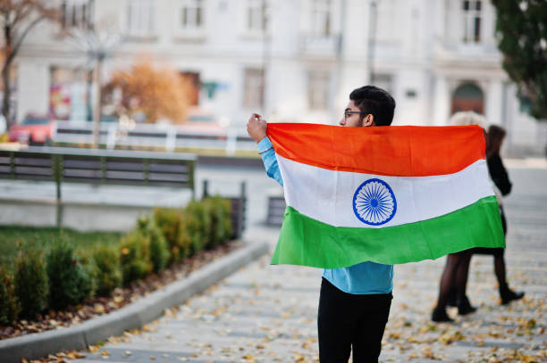 student z indii z azji południowej z flagą indii pozował na zewnątrz. - plaudit zdjęcia i obrazy z banku zdjęć