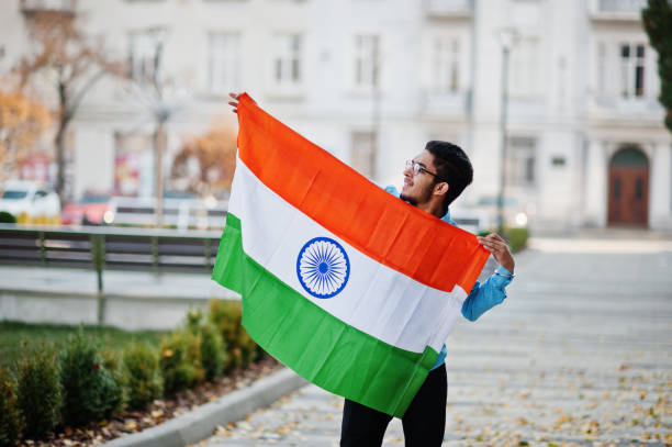 studente maschio indiano dell'asia meridionale con la bandiera dell'india in posa all'aperto. - plaudit foto e immagini stock