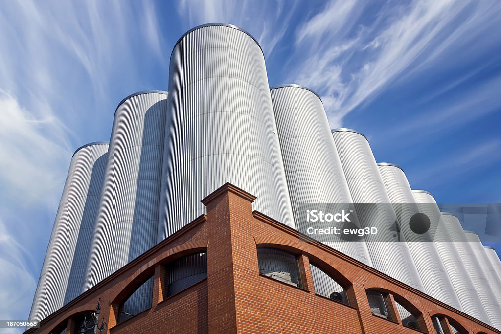 Сталь silos в Пивоваренный завод - Стоковые фото Кирпич роялти-фри