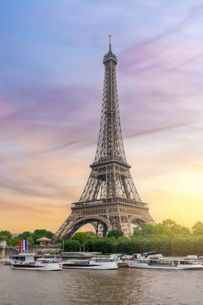 torre eiffel e senna al tramonto, parigi, francia - paris france panoramic seine river bridge foto e immagini stock