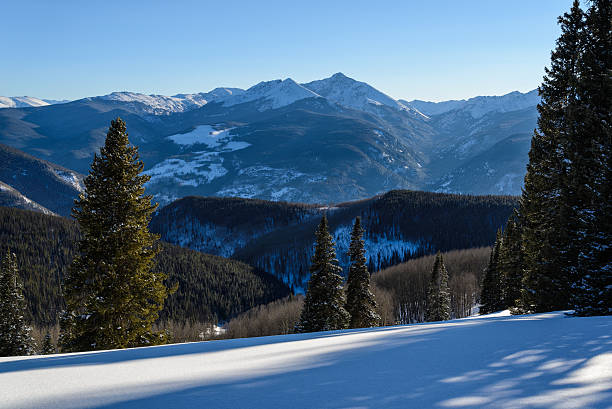 montaje de la santa cruz vista de las montañas de invierno de vail - skiing colorado sawatch range usa fotografías e imágenes de stock