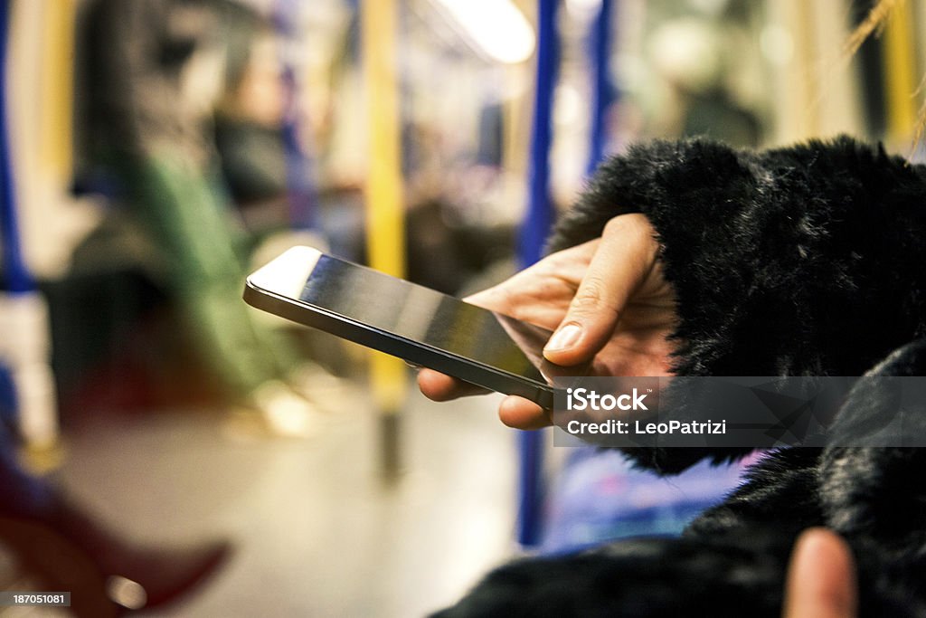 Versenden von SMS in der U-Bahn - Lizenzfrei Londoner U-Bahn Stock-Foto