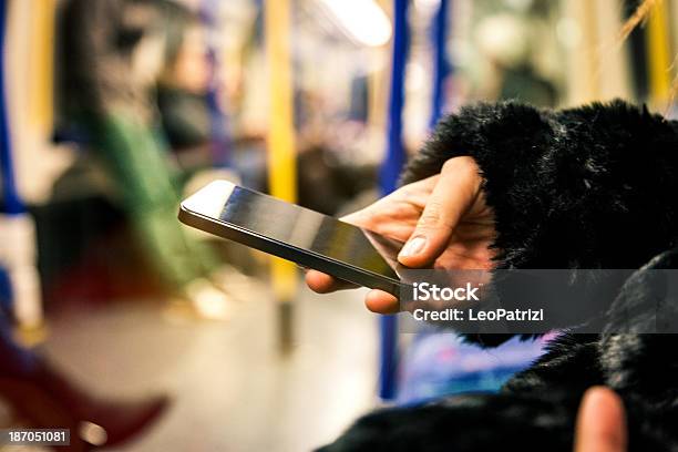 Versenden Von Sms In Der Ubahn Stockfoto und mehr Bilder von Londoner U-Bahn - Londoner U-Bahn, Am Telefon, Frauen