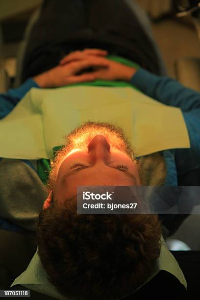 Hombre Joven En De Dentista Con Un Relleno De Diente Foto de stock y más banco de imágenes de Dentista