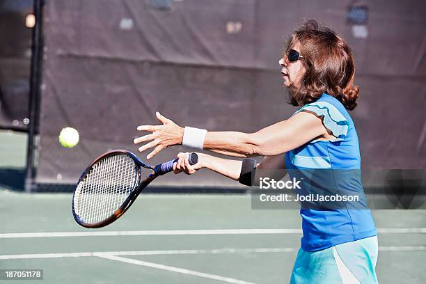 Mujer Mayor Pulsando Una Bola De Tenis Foto de stock y más banco de imágenes de Adulto - Adulto, Aire libre, Bola de Tenis