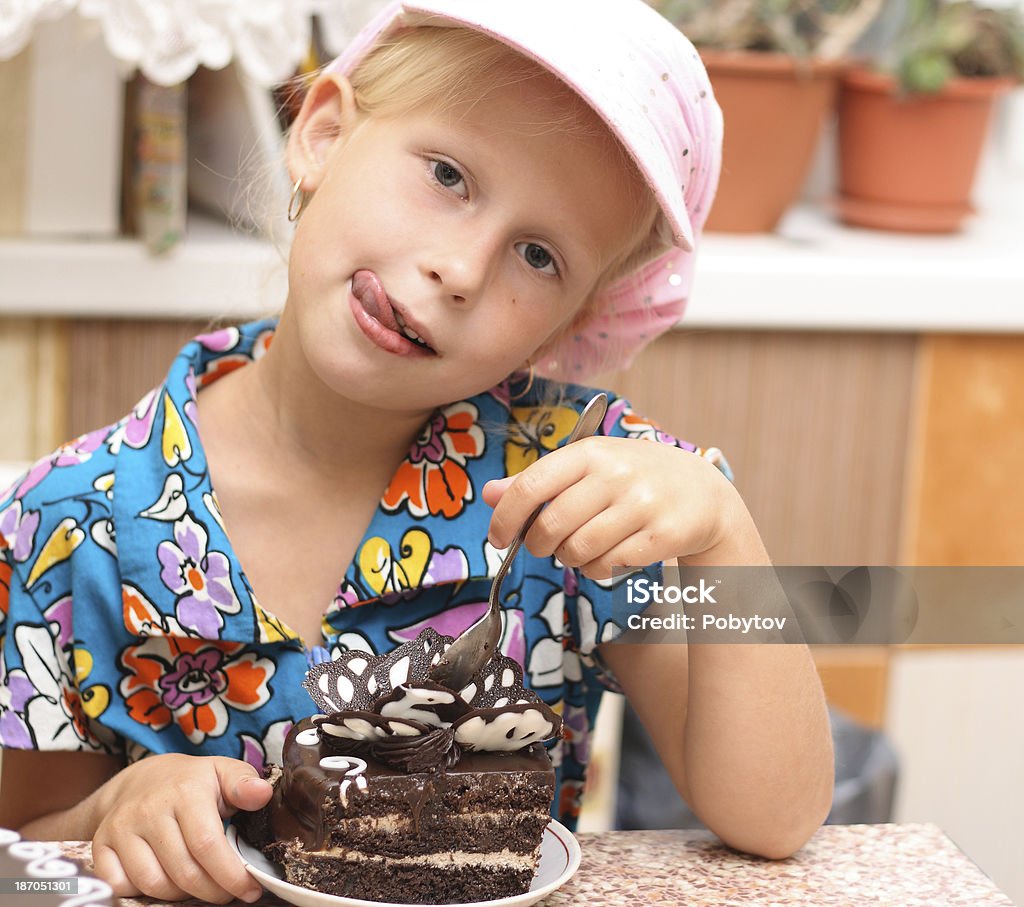 Niña comiendo torta de Chocolate - Foto de stock de Comer libre de derechos