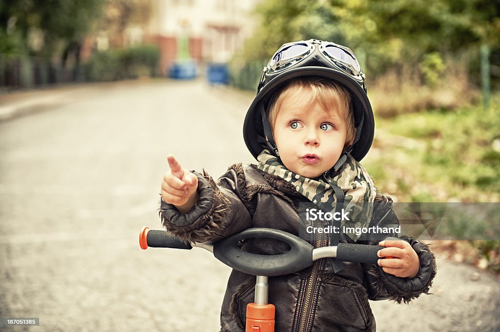 Little motociclista señalando - Foto de stock de Niño libre de derechos