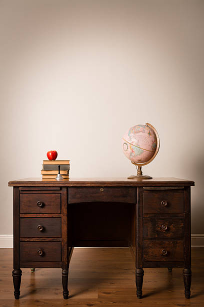винтажный книг и глобус, сидящая на стол, с местом для копии - book brown apple education стоковые фото и изображения