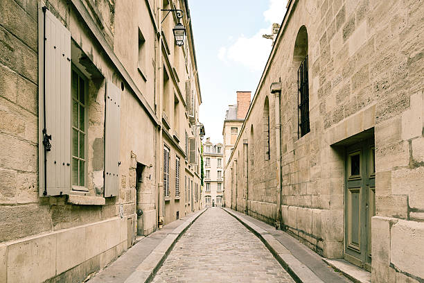 istock Parisian alleyway 187051586