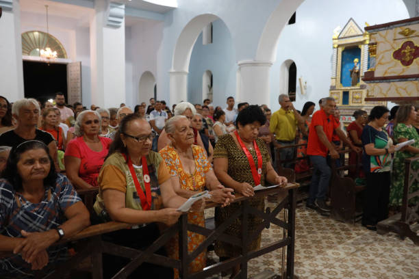 celebration of mass in church - baptism altar jesus christ church photos et images de collection