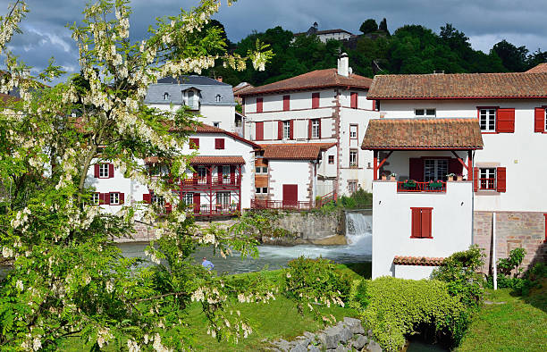 Pueblo vasco en la francesa pirineos - foto de stock