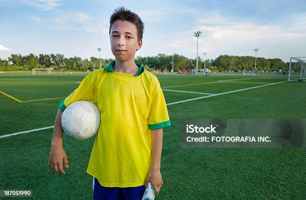 Foto de Jovem Jogador De Futebol e mais fotos de stock de Adolescente - Adolescente, Adolescência, Criança