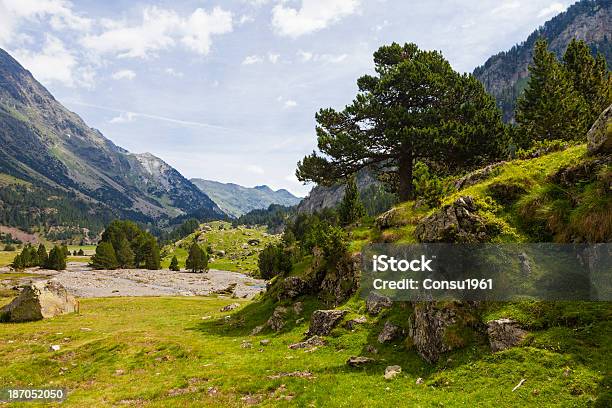 Paisaje Foto de stock y más banco de imágenes de Aire libre - Aire libre, Belleza de la naturaleza, Cadena de montañas