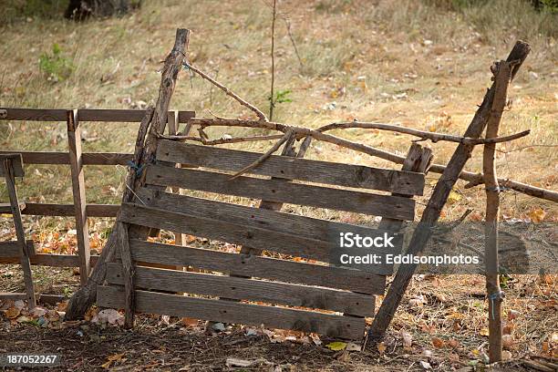 Foto de Portão Caseira e mais fotos de stock de Cerca - Cerca, Enviesado, Feito em Casa