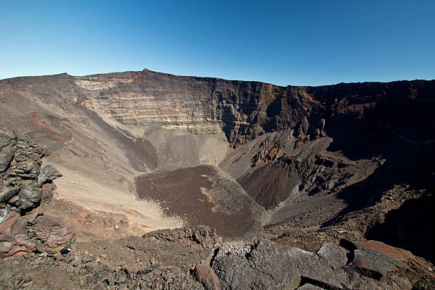 istock Volcano, Piton de la Fournaise 187052519