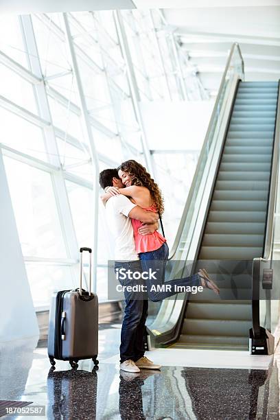 かわいいカップル空港に囲まれた空間です - 遠距離恋愛のストックフォトや画像を多数ご用意 - 遠距離恋愛, 空港, 抱きしめる