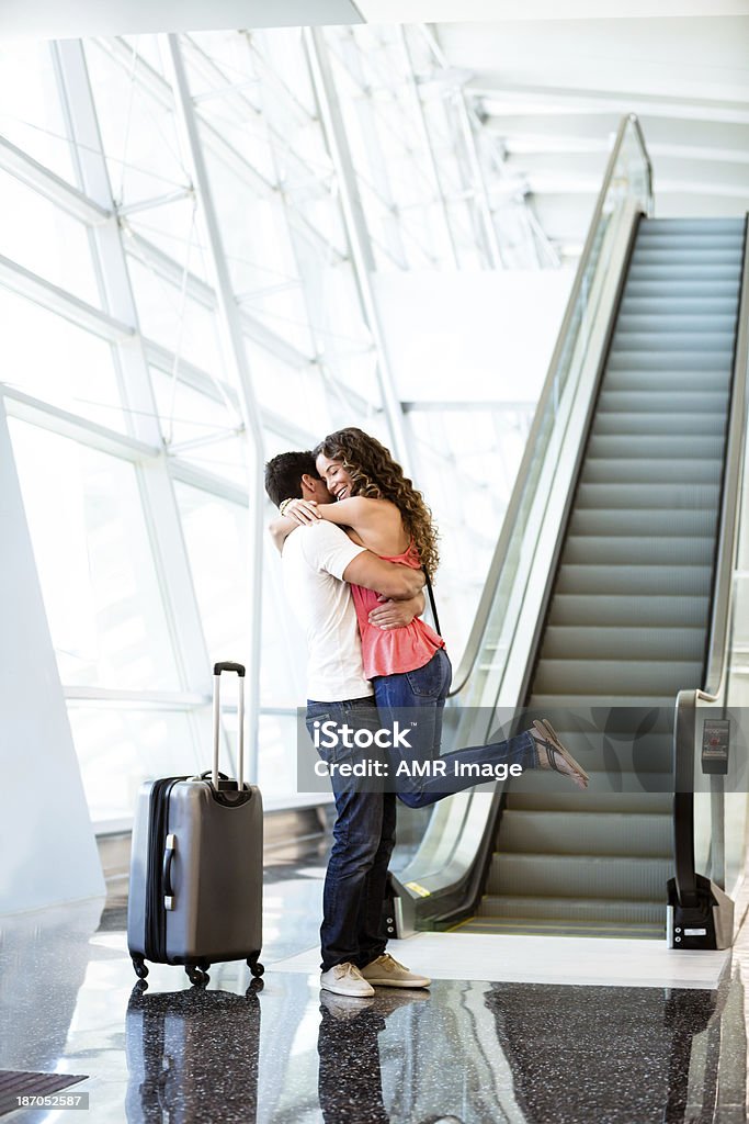 Lindo casal adotado no aeroporto. - Foto de stock de Relacionamento a Longa Distância royalty-free