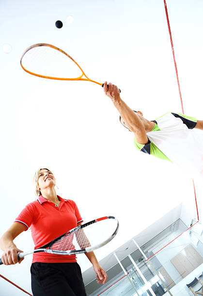 tocando squash. - squash tennis - fotografias e filmes do acervo