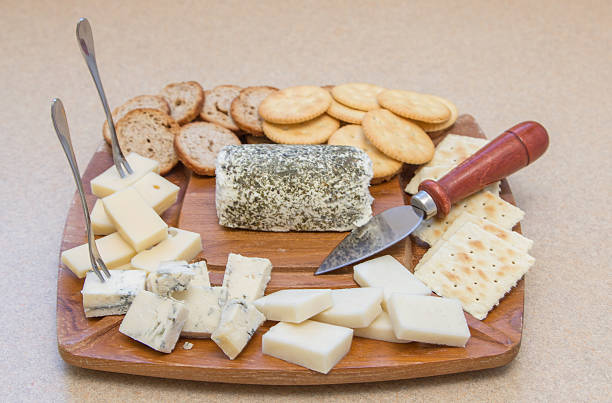 cracker e formaggi - cheese tray cube swiss cheese foto e immagini stock