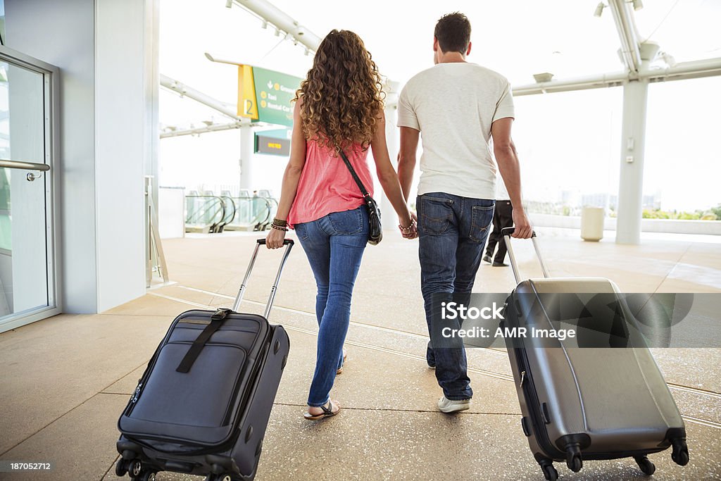 Attraktives Paar in einem Flughafen mit Koffer - Lizenzfrei Flughafen Stock-Foto