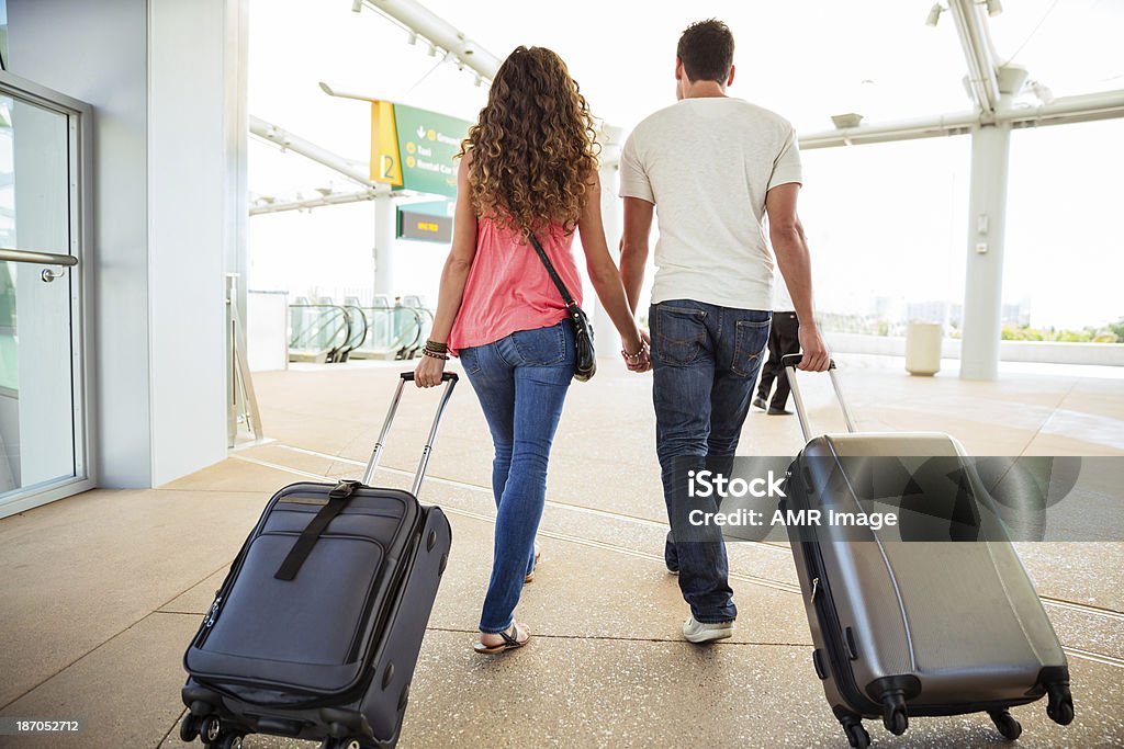 매력적인 커플입니다 공항, 여행 가방 - 로열티 프리 공항 스톡 사진