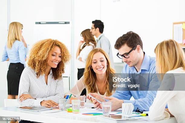 Kreatives Meeting In Ein Büro Stockfoto und mehr Bilder von Afrikanischer Abstammung - Afrikanischer Abstammung, Afro-amerikanischer Herkunft, Arbeiten