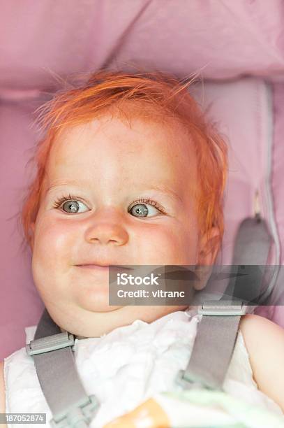 Маленькая Девочка — стоковые фотографии и другие картинки 12-17 месяцев - 12-17 месяцев, 6-11 месяцев, Вертикальный