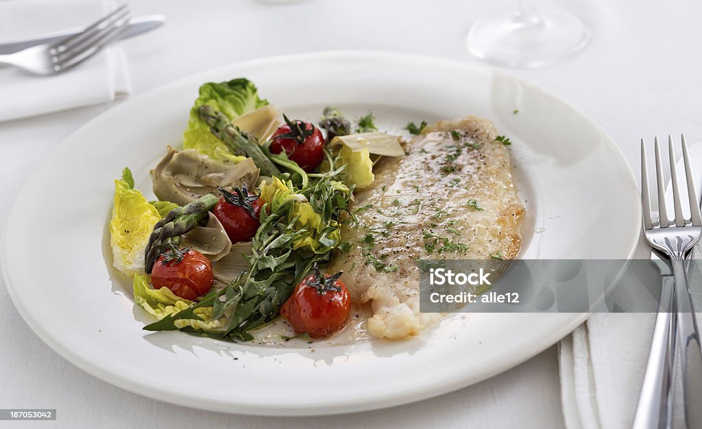 Repas de poisson blanc - Photo de Artichaut libre de droits