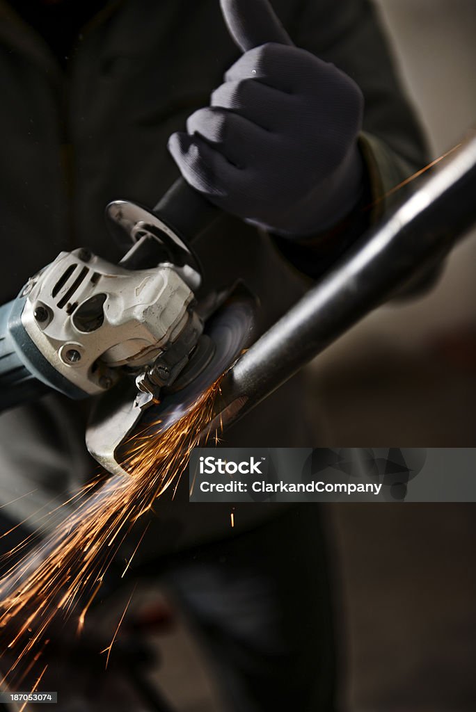 Workman mit Winkel Schleifmaschine - Lizenzfrei Arbeiten Stock-Foto