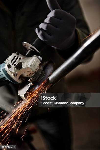 Workman Mit Winkel Schleifmaschine Stockfoto und mehr Bilder von Arbeiten - Arbeiten, Arbeiter, Arbeitssicherheit