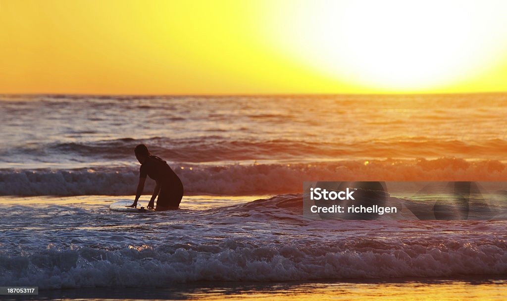 Surfen bei Sonnenuntergang - Lizenzfrei Abenddämmerung Stock-Foto