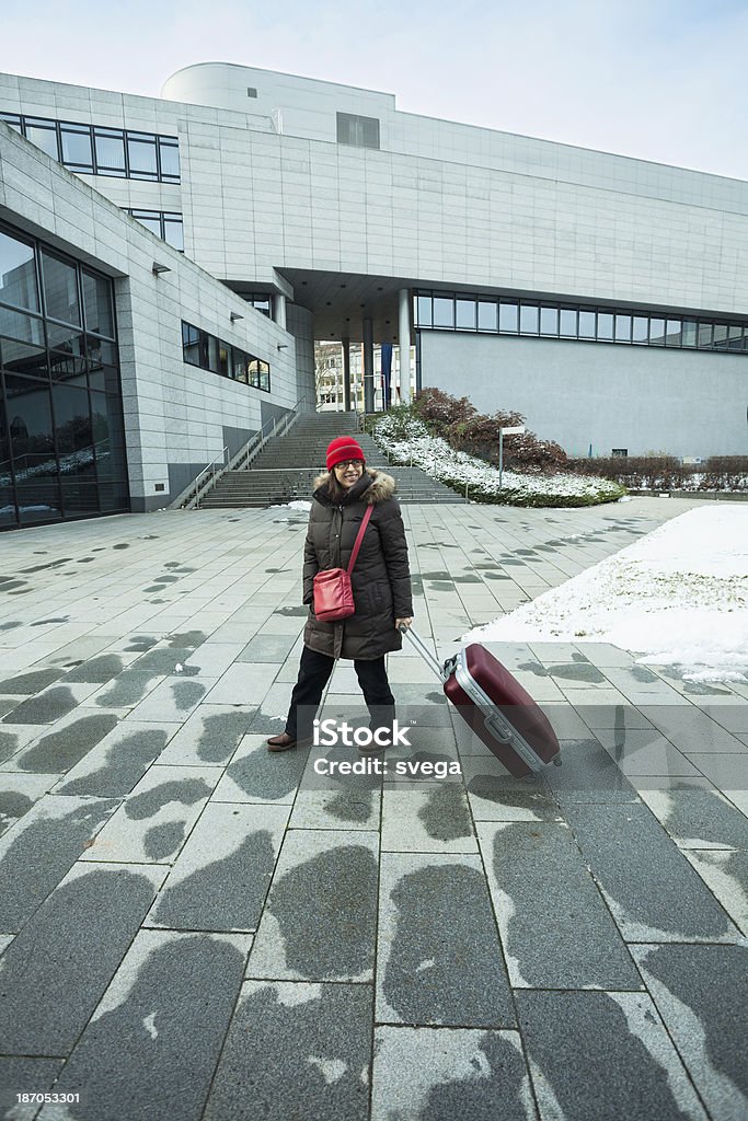 Gros plan de femme avec valise marchant - Photo de Adulte libre de droits