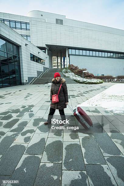 삼각대를 있는 여성 가방 걷기 건축에 대한 스톡 사진 및 기타 이미지 - 건축, 공휴일, 관광