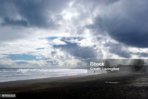 Пасмурный Beachscape Muriwai Пляж Новая Зеландия — стоковые фотографии и другие картинки Выразительное небо - Выразительное небо, Горизонт, Горизонт над землей