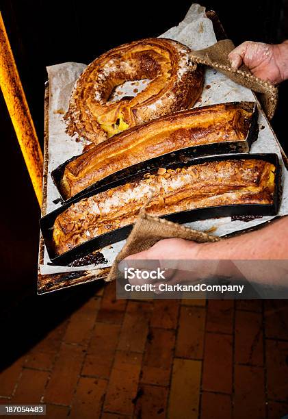 Taca Świeże Pieczone Ciastka Duńskie - zdjęcia stockowe i więcej obrazów Bochenek chleba - Bochenek chleba, Brązowy, Ciastko