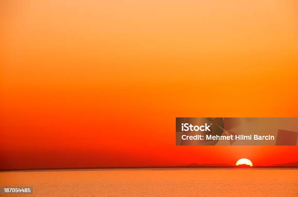Foto de Pôr Do Sol Na Praia e mais fotos de stock de Laranja - Descrição de Cor - Laranja - Descrição de Cor, Céu - Fenômeno natural, Luz solar