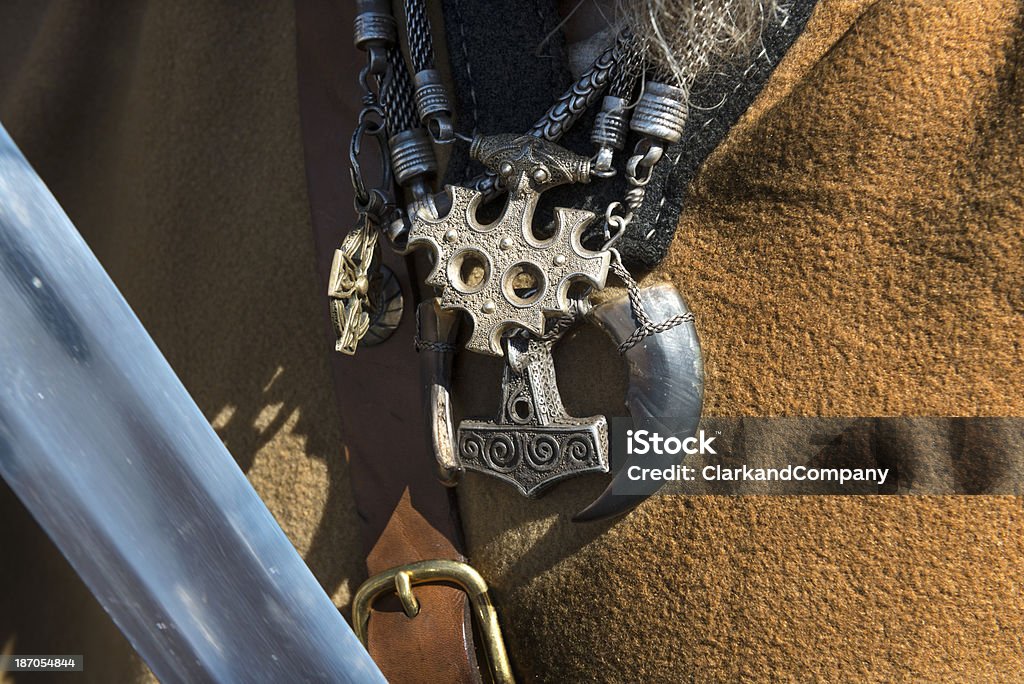 Primo piano di Replica Viking gioielli - Foto stock royalty-free di Gioielli